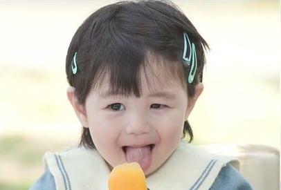 “モグモグ顔“が可愛いすぎる♥シム・ヒョンタクの愛息ハルくん、生れて初めてのアイスクリームを食べた反応は… 画像