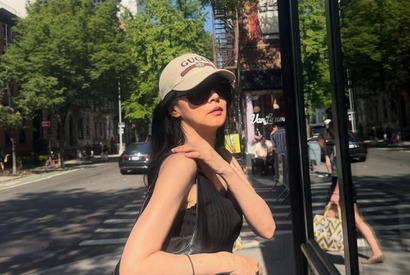 イ・ヨンエ、NYの街角でも圧倒的な存在感！飾らない私服姿で放った“オーラ”【PHOTO】 画像