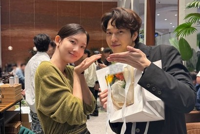 『賢い医師生活』シン・ヒョンビン、百想芸術大賞でのハプニングを救ってくれたユ・ジェピルと温かな再会【PHOTO】 画像