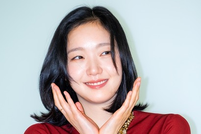 『トッケビ』女優キム・ゴウンがコレクションショーに登場！鮮やかな真っ赤なワンピースで視線を強奪【PHOTO】 画像