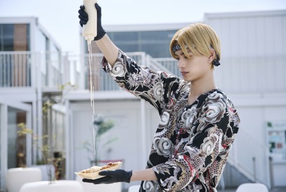 高橋恭平“山口くん”が華麗にたこ焼き作り！『山口くんはワルくない』バーベキュー本編映像 画像