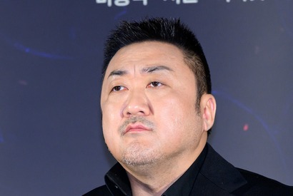 『犯罪都市』俳優マ・ドンソクに悲報。本日未明に父親が死去、妻とともに弔問客を迎える 画像