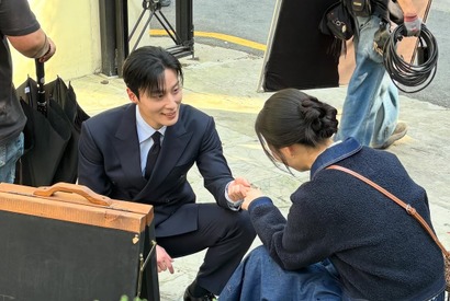 片膝をついたホ・ナムジュンに“胸キュン”！『素晴らしき新世界』の微笑ましい撮影現場の裏側【PHOTO】 画像