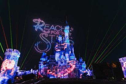 ドローンが夜空を舞う！ 9月終了、人気キャッスルプロジェクション「Reach for the Stars」感動のフィナーレ 画像