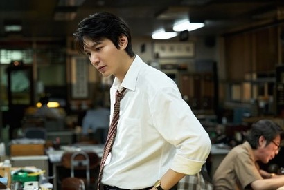 イ・ミンホが衝撃事件の闇に迫る新人記者に変身！最新主演映画が今秋韓国公開へ 画像