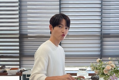 ソン・ジュンギ、2児の父になっても変わらぬ“少年美”。ドラマ撮影中の近況公開【写真】 画像