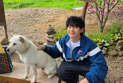 「どっちがワンちゃん？」チョン・ヘインの癒やしパワー全開なオフショットにファン悶絶！【写真】 画像