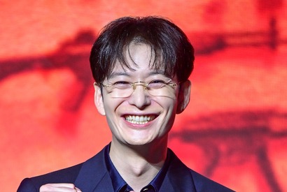 韓ドラのロケ地を満喫する岡田将生のお茶目な姿…誕生日のプライベートショットに反響【写真】 画像