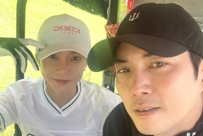 変わらぬアツアツぶり！チュ・サンウク夫妻、お揃いウェアで休日のゴルフデート【写真】 画像