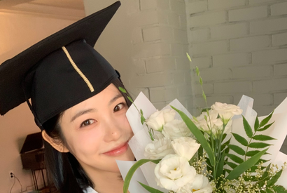 「入学から10年…」女優シン・イェウンがついに大学卒業！笑顔の卒業ショットに祝福の嵐【写真】 画像