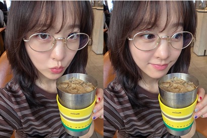 「コーヒーも喜んでる!?」女優パク・ボヨンのラブリーな魅力全開のカフェイン補給ショット【写真】 画像
