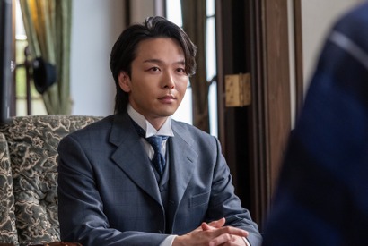 「ジワジワくる」「ギャップがありすぎ」中村倫也の謎ポーズに見上愛＆上坂樹里が引っ張られる!?「風、薫る」オフショット 画像