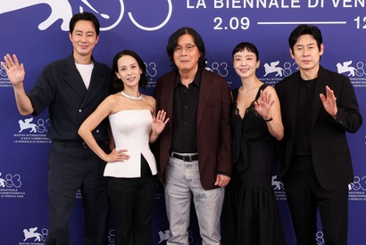 ソル・ギョングにチョ・インソンも、熱い拍手に涙止まらず笑い泣き　Netflix『もしもの愛』ヴェネチアで初お披露目