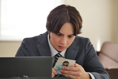 吉野北人＆鈴木愛理が牛になって張り込み、スパイ姿…“夫婦バトル”新カット独占入手『昨夜は殺れたかも』 画像