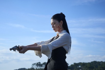 韓国映画デビューの女優・三吉彩花、衝撃の“血まみれ姿”を公開！『タチャ』で魅せるドーパミン全開カット 画像