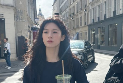 ボーッとした表情も可愛すぎる！女優コ・ユンジョン、パリ滞在中のオフショット【写真】 画像