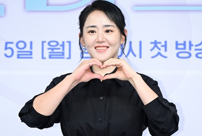 新婚の女優ムン・グニョン、結婚後初の公式の場に登場！「もっとしっかり生きていかなければ」 画像