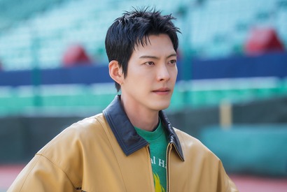 キム・ウビンが4年ぶりにテレビドラマ復帰！高校野球部の監督に扮する新作『ギフト』のスチール初公開 画像