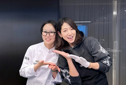女優パク・シネ、第2子出産から約2週間ぶりの近況。ベーキング教室で“幸せな時間”【写真】 画像