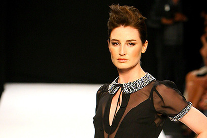 トップモデルが、スーパーマーケットでウォーキングの練習!? 画像