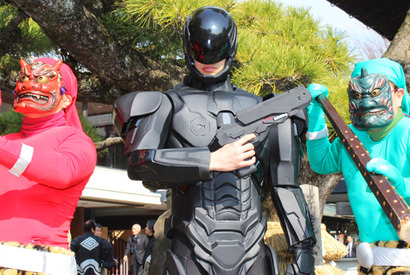 ロボコップが来日！　柴又帝釈天で“豆まき”に参戦「ご協力に感謝する」 画像