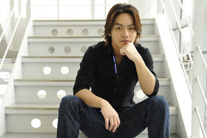 柳楽優弥『包帯クラブ』で変身「役作りで真冬に短パンとTシャツで弾き語ってました」 画像