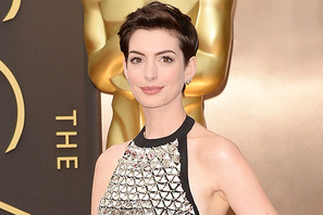 アン・ハサウェイ、ハワイで激流に飲まれる!? 画像