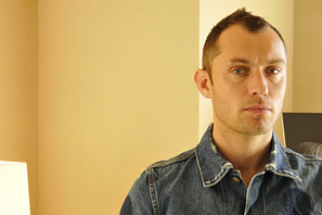 「4人の英国人が映画を作った、音感が良いでしょ」ジュード・ロウ『スルース』を語る 画像