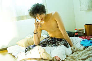「花子とアン」で人気沸騰中の新星・賀来賢人、“寝起き半裸”ビジュアル公開 画像