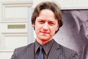 ジェームズ・マカヴォイ、ヘリコプター操縦であわや墜落!? 画像