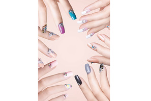 スワロフスキーのクリスタルを指先にまとって、ネイルスタイルをグレードアップ 画像