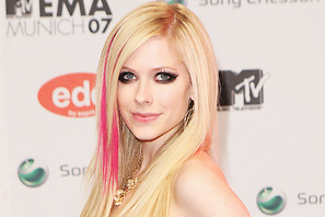 アヴリル・ラヴィーン、夫から約1億円の指輪のプレゼントに大喜び 画像