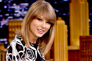 テイラー・スウィフト、自宅アパートでファンのために“ピザパーティ” 画像