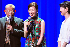 村治佳織、久々の公の場でギターを演奏！　吉永小百合も