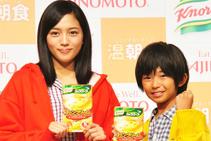 川口春奈と加藤清史郎がCMで“姉弟”役に！　冬の朝にストーブの取り合い 画像