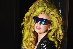 レディー・ガガ、コンサート中に起こったファンのケンカを制止 画像