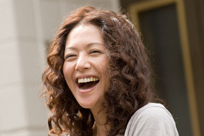 ファッション小噺vol.92　“80年代のアイコン”が演じる漫画家と母 画像