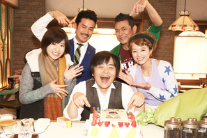 竹野内豊が「あなたは天才です！」　バカリズム“39歳サプライズ誕生祝い”に大照れ 画像