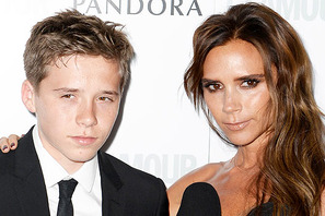 ヴィクトリア・ベッカム、ショッピングセンターで息子にピアスを開けさせる 画像