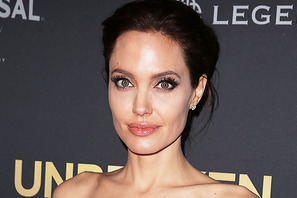 アンジェリーナ・ジョリー、パニック状態のファンを救助 画像