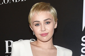 マイリー・サイラス、ヌード写真で恋人母から反感 画像