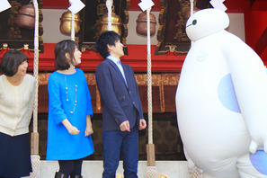 ベイマックスが“アカデミー賞”祈願！　新宿・花園神社参拝でペコリ 画像