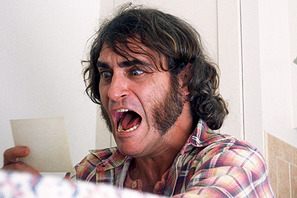 ホアキン・フェニックス、強烈もみあげ披露！ラリっぱなしのヒッピー探偵に 画像