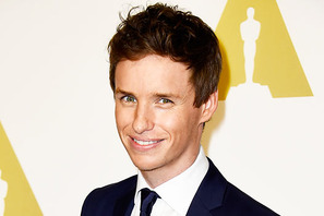 エディ・レッドメイン、トロフィーが原因!? 空港のセキュリティチェックで足止め 画像