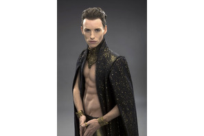 エディ・レッドメイン、“博士”から一転…驚異の腹筋披露！『ジュピター』 画像