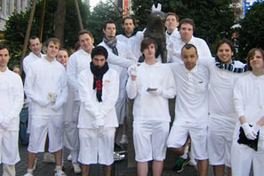 不気味過ぎる白装束の外国人軍団が山手線をジャック！　渋谷でギャルにモテモテ？ 画像