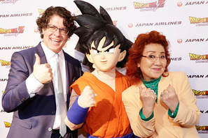 野沢雅子、『ドラゴンボールZ』L.A.プレミアに登場！ファンと“かめはめ波”ポーズ 画像