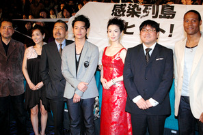 『感染列島』初日を迎えて笑顔の妻夫木、檀れいをよそに、カンニング竹山を再び除菌！ 画像