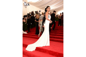 セレーナ・ゴメスのモダンなチャイナドールスタイルをチェック！ 画像