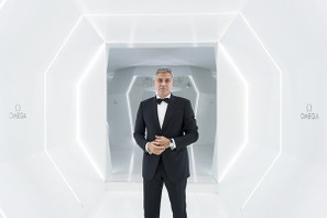 ジョージ・クルーニー、“月世界”でOMEGA「スピードマスター」を祝福 画像